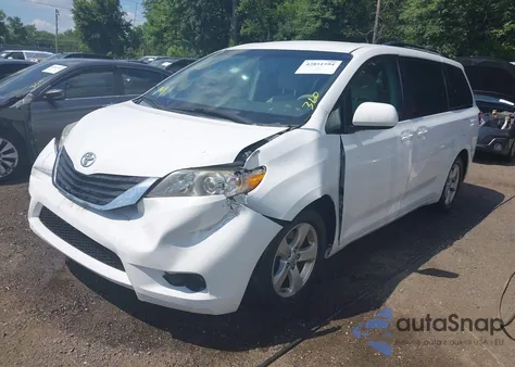 2013 Toyota Sienna Le V6 8 Passenger z USA, uszkodzony, nr VIN 5TDKK3DC8DS317567